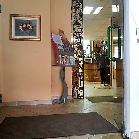Hotel Dora *